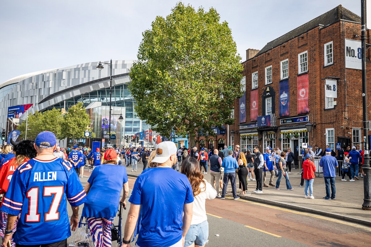 OLE_NFL_LONDON2023_1008_050959-0475_ALIVECOVERAGE